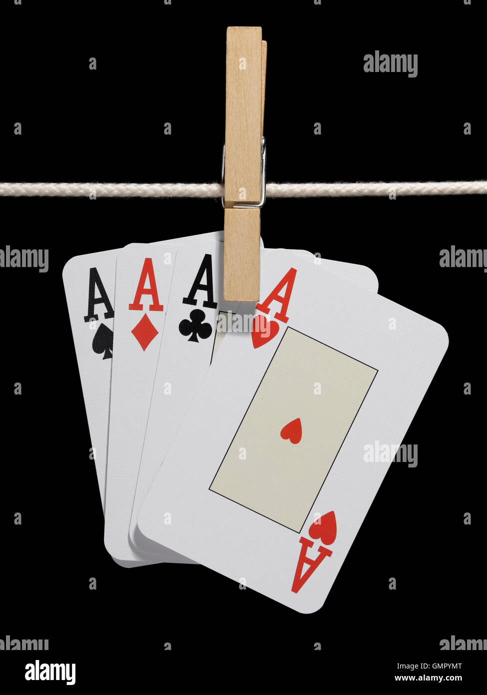 Carte da gioco appeso su una linea con un clip in legno Foto Stock