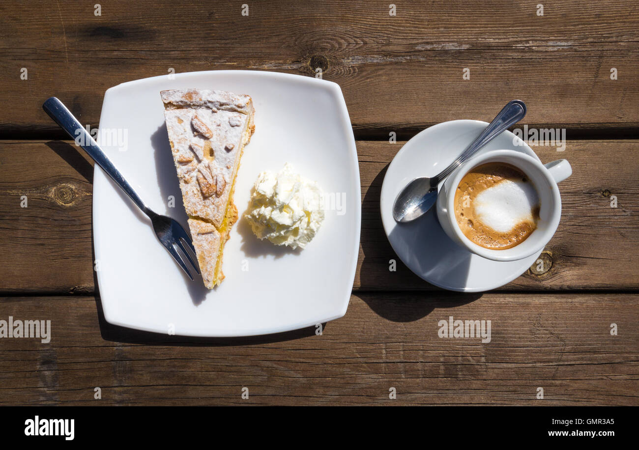 Nonna torta e tazza di caffè vista dall'alto sul tavolo di legno Foto Stock