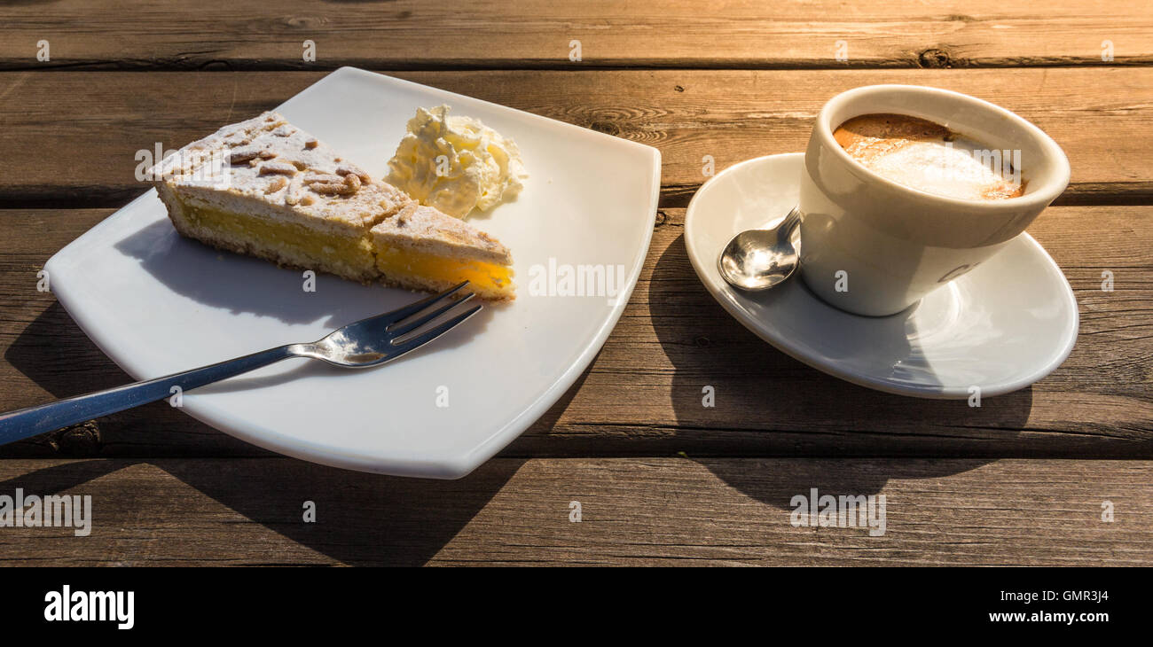 Nonna torta e tazza di caffè un ampio angolo di visione su un tavolo di legno Foto Stock