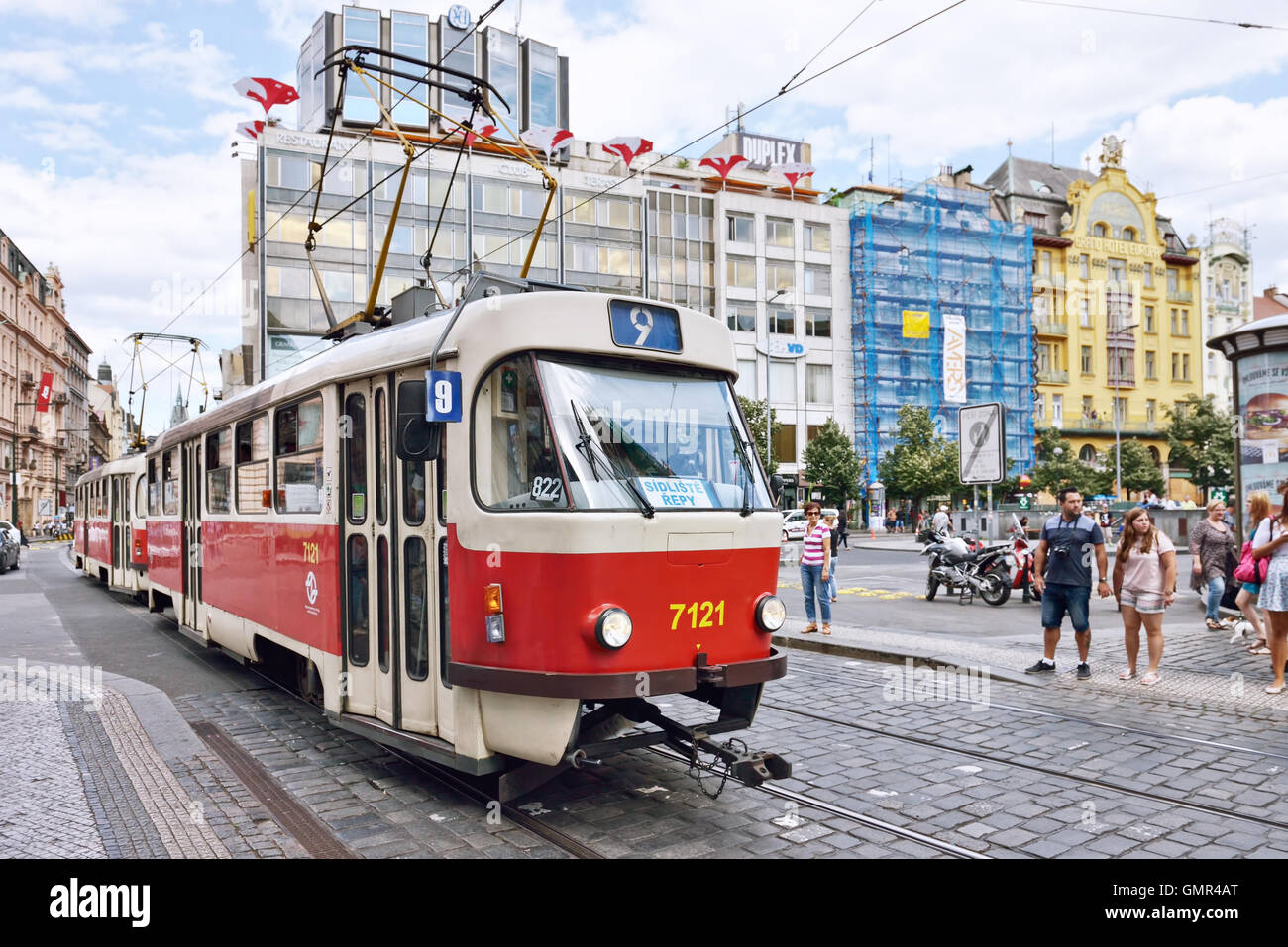 Il modello tradizionale di tram si sposta dalla strada dello shopping nel centro storico di Praga, Repubblica Ceca, il 15 agosto 2016 Foto Stock