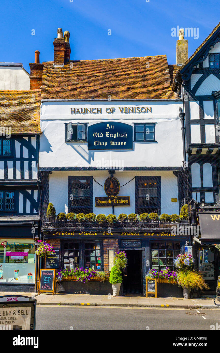 La parte esterna del mezzo in legno storica Haunch di capriolo' public house nel centro di Salisbury, Wiltshire, Inghilterra Foto Stock