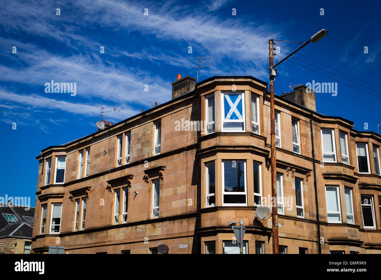 Glasgow tenement piatta con si intraversa bandiera nella finestra . Foto Stock