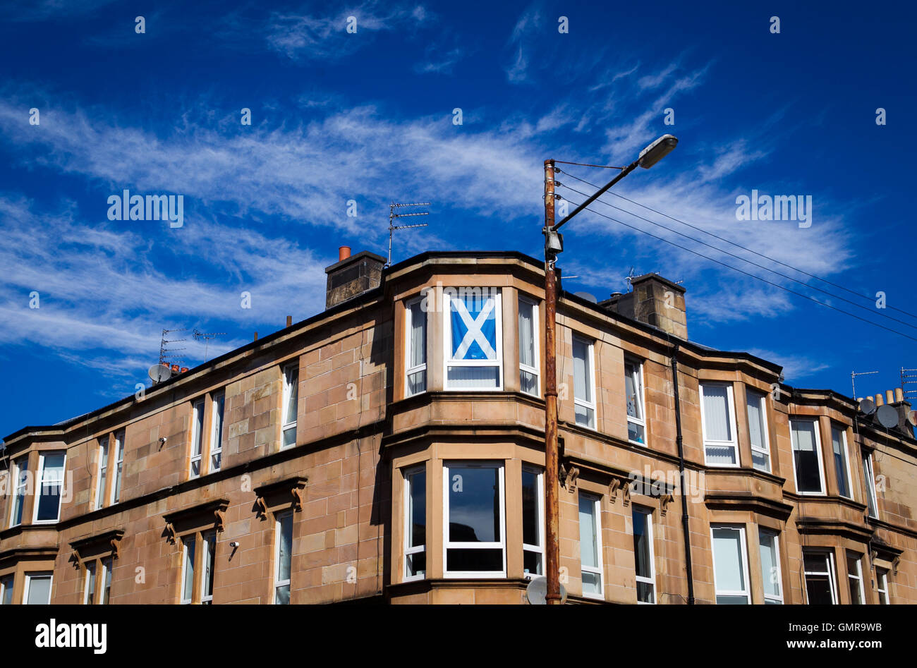 Glasgow tenement piatta con si intraversa bandiera nella finestra . Foto Stock