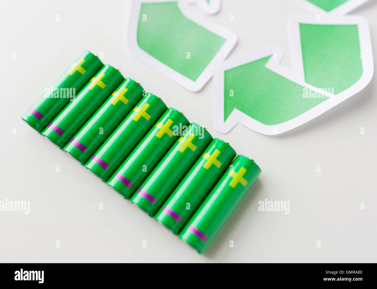 In prossimità di batterie e verde simbolo di riciclaggio Foto Stock