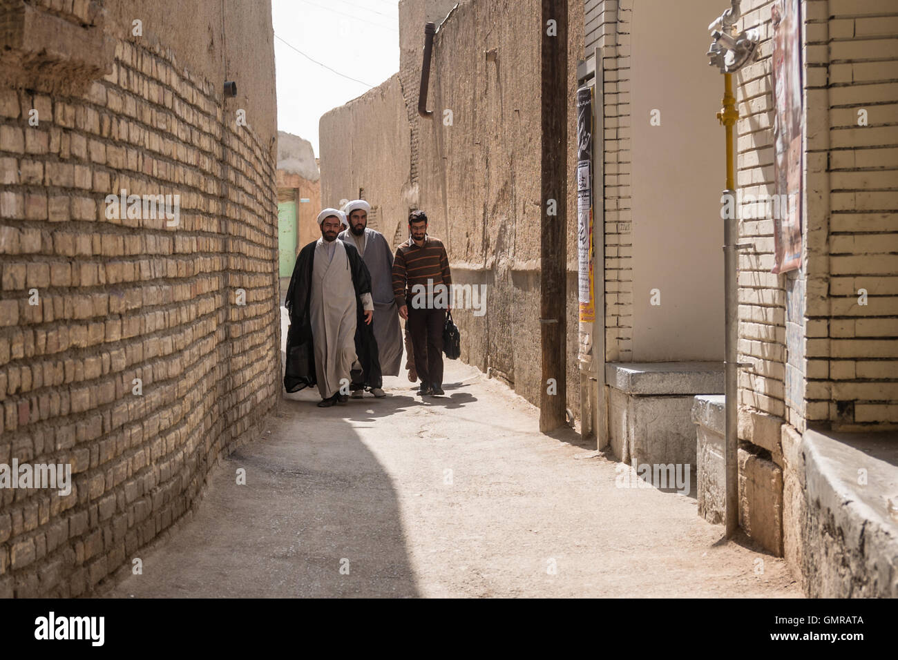 Sceicchi indossa le vesti e turbanti camminare lungo un vicolo vicino al bazaar di Isfahan, Iran. Foto Stock