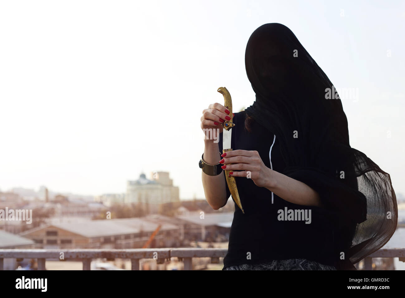 Ragazza in nero con un pugnale orientale Foto Stock