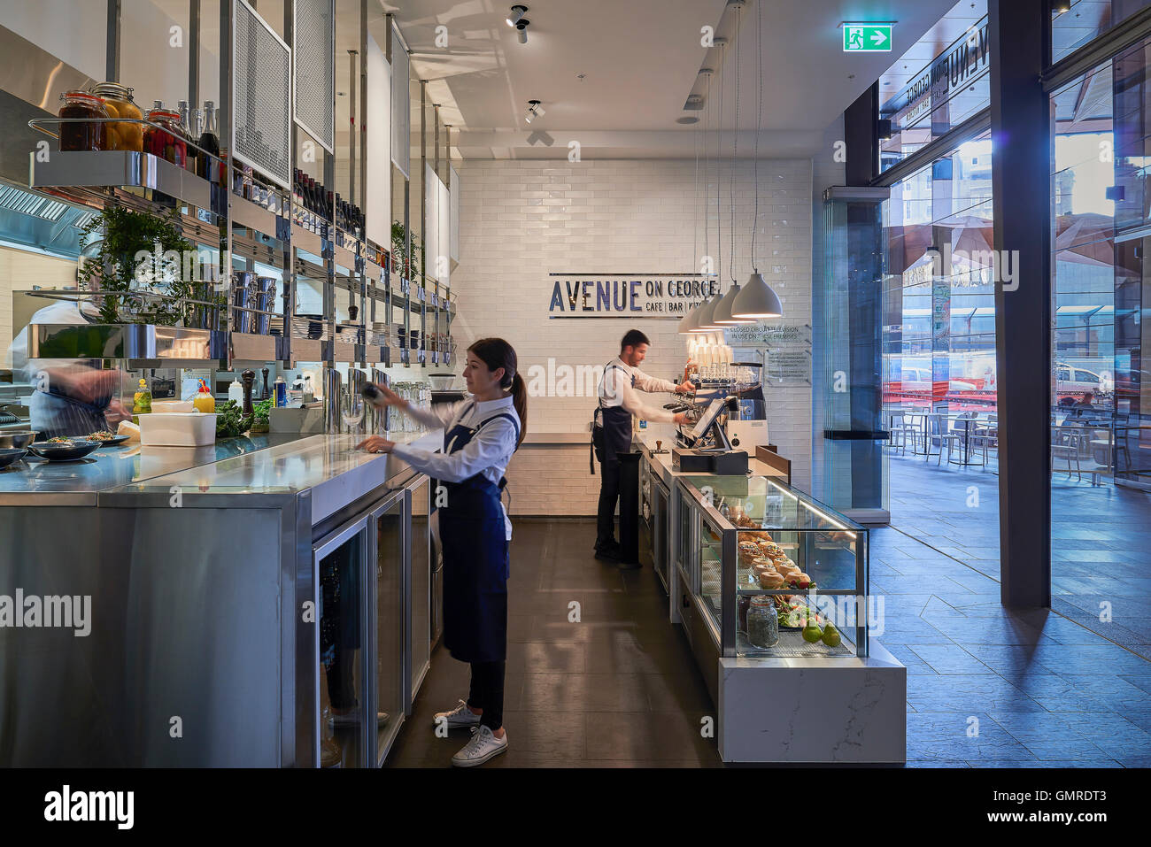 La cucina e il contatore di servizio. Avenue su George, Sydney, Australia. Architetto: Scott Carver, 2016. Foto Stock