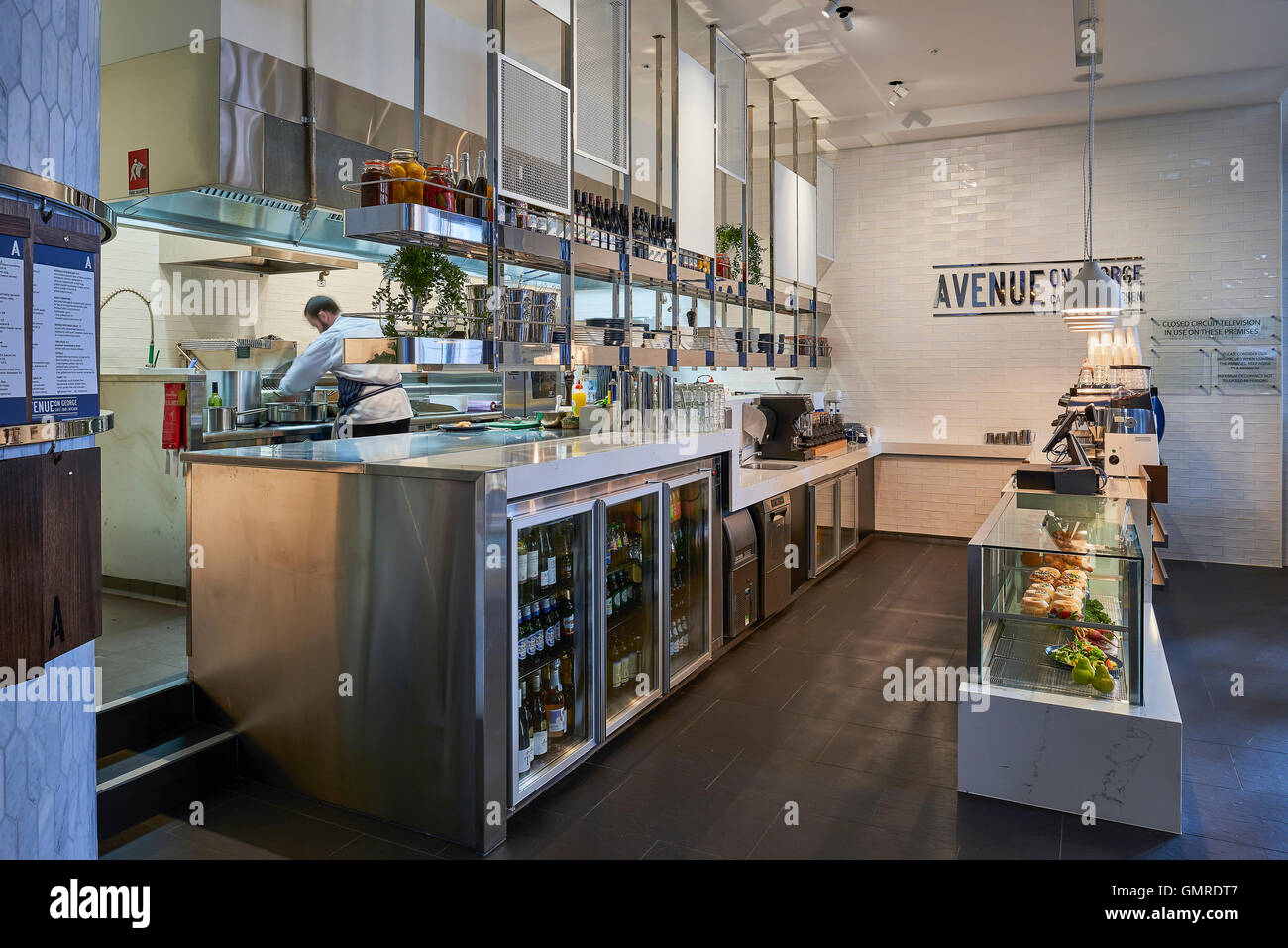 La cucina e il contatore di servizio. Avenue su George, Sydney, Australia. Architetto: Scott Carver, 2016. Foto Stock