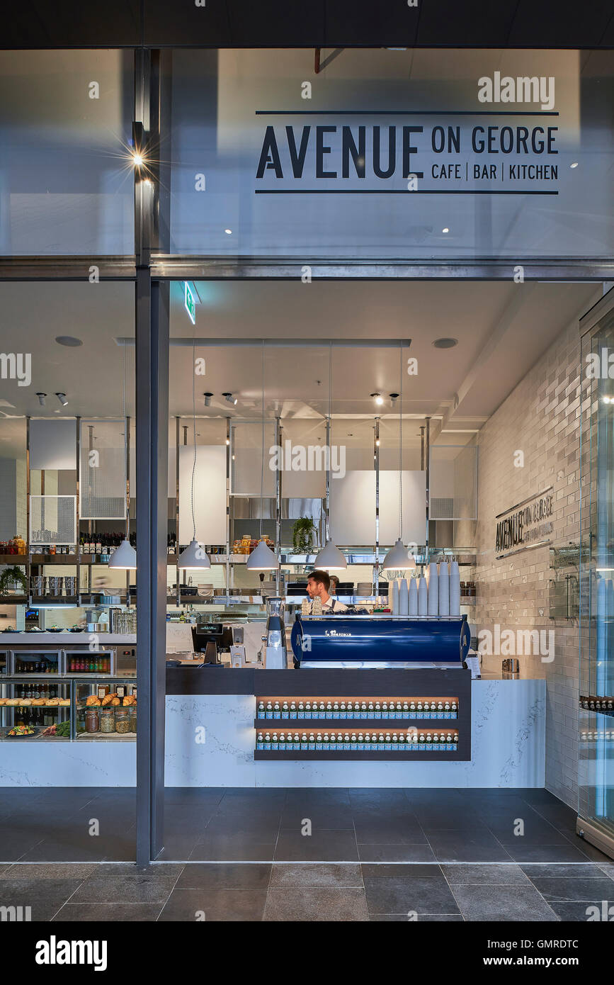 La cucina e il contatore di servizio da fuori dall'ingresso. Avenue su George, Sydney, Australia. Architetto: Scott Carver, 2016. Foto Stock