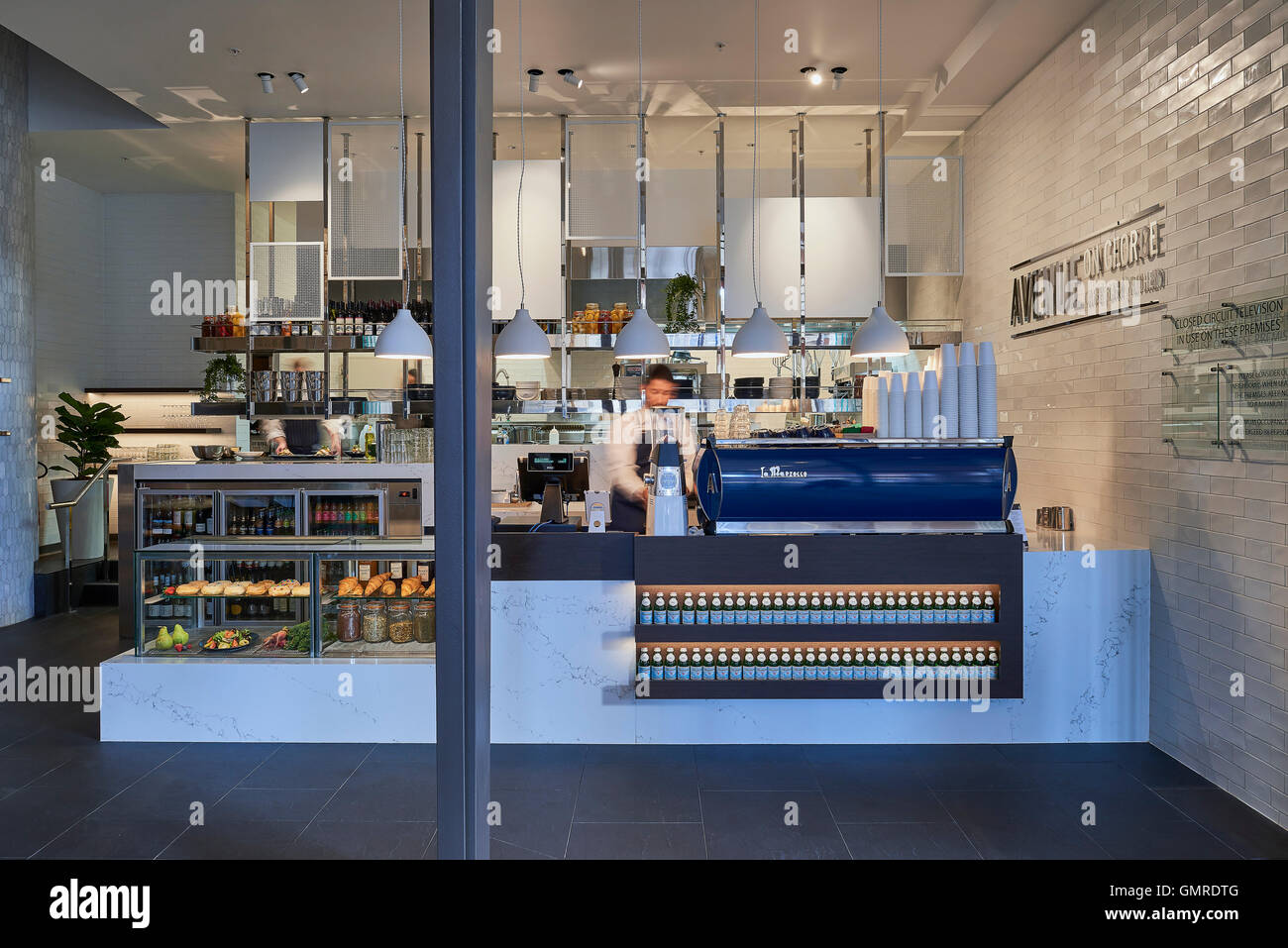 La cucina e il contatore di servizio da fuori dall'ingresso. Avenue su George, Sydney, Australia. Architetto: Scott Carver, 2016. Foto Stock