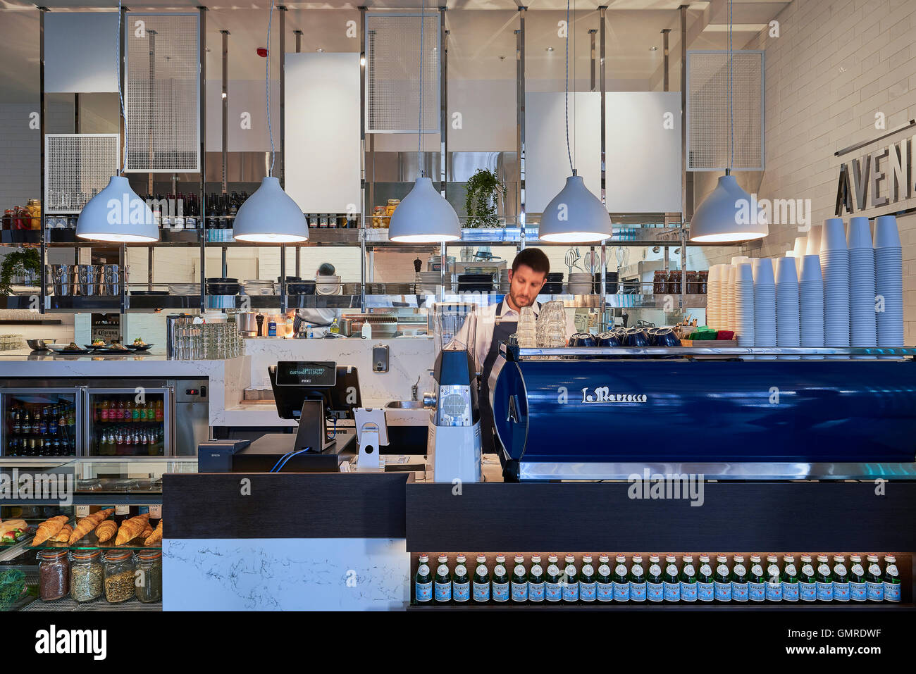 La cucina e il contatore di servizio da fuori dall'ingresso. Avenue su George, Sydney, Australia. Architetto: Scott Carver, 2016. Foto Stock