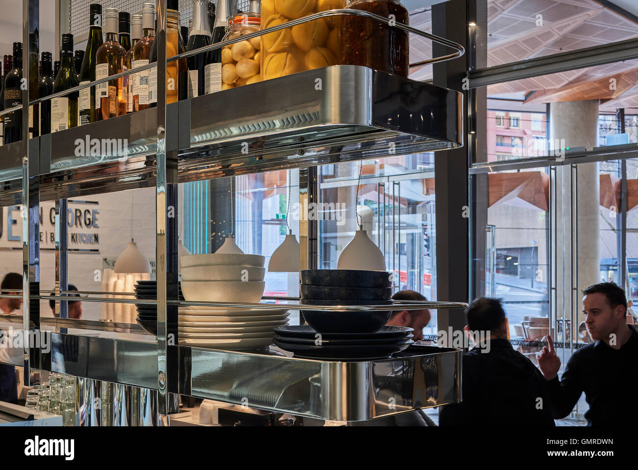 Ingresso e contatore di servizio cerca attraverso la cucina. Avenue su George, Sydney, Australia. Architetto: Scott Carver, 2016. Foto Stock