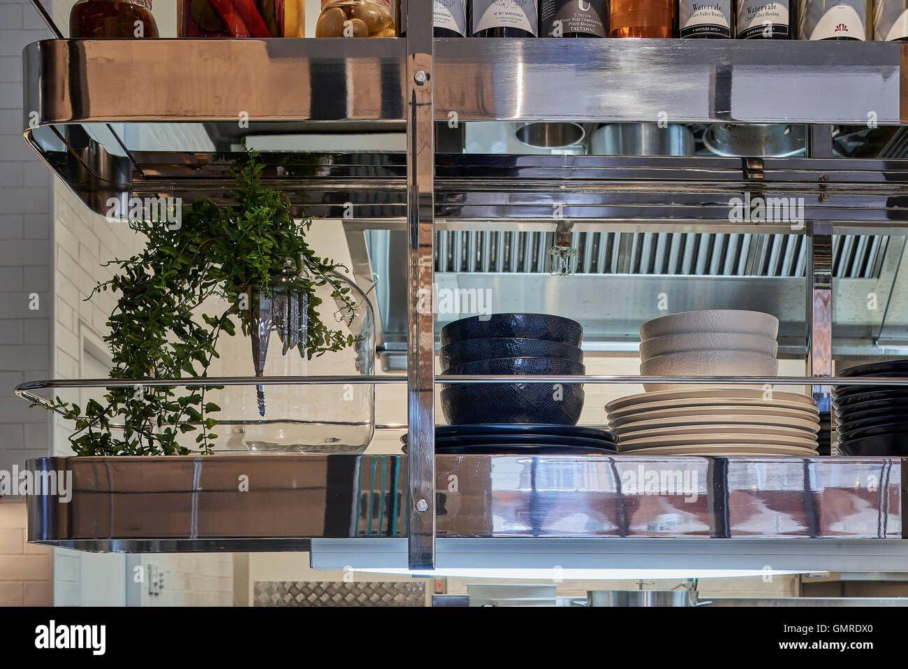 Cucina caratteristica di storage. Avenue su George, Sydney, Australia. Architetto: Scott Carver, 2016. Foto Stock