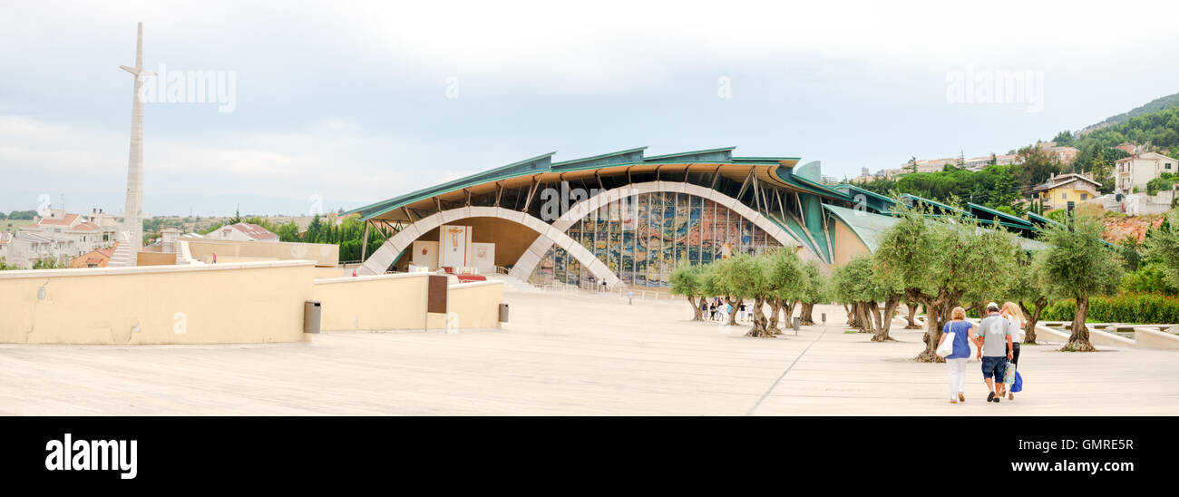 San Giovanni Rotondo esterno moderno nuova chiesa progettata dal famoso architetto Renzo Piano Foto Stock