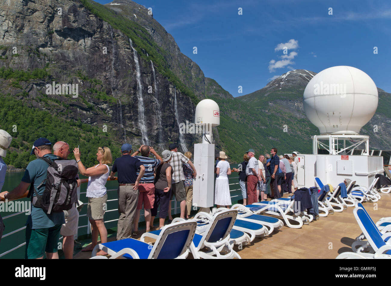 I passeggeri sul ponte della nave da crociera Arcadia scattare fotografie delle Sette sorelle cascata, Norvegia Foto Stock
