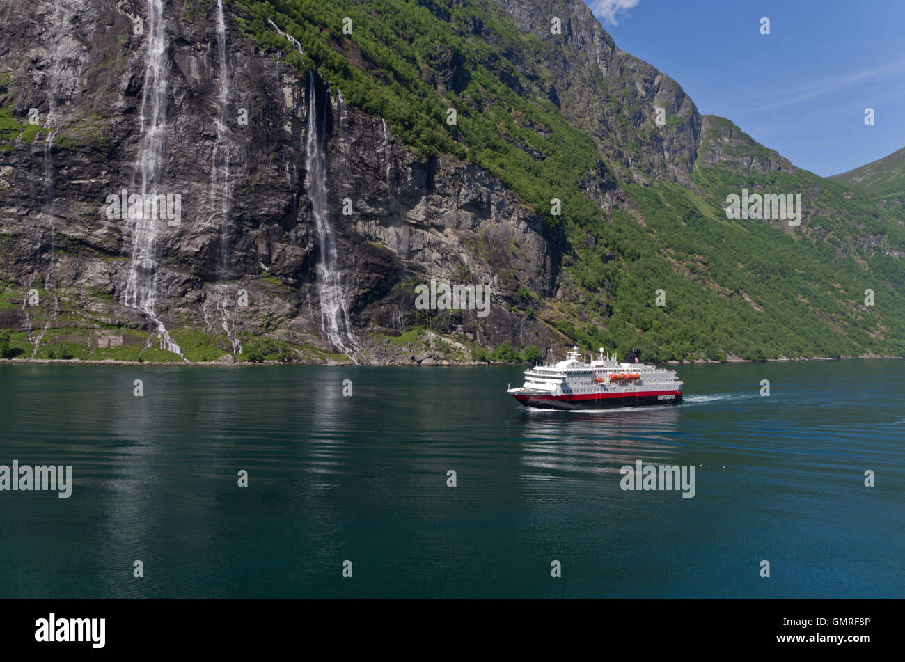 La Hurtigruten vela passato le sette sorelle cascata, il Geirangerfjord, Norvegia Foto Stock