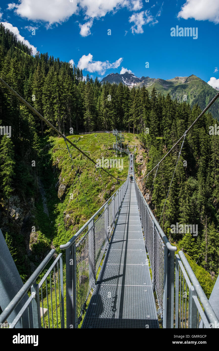 Fimba gorge sospensione ponte sul percorso turistico al di sopra della cittadina di Ischgl Foto Stock