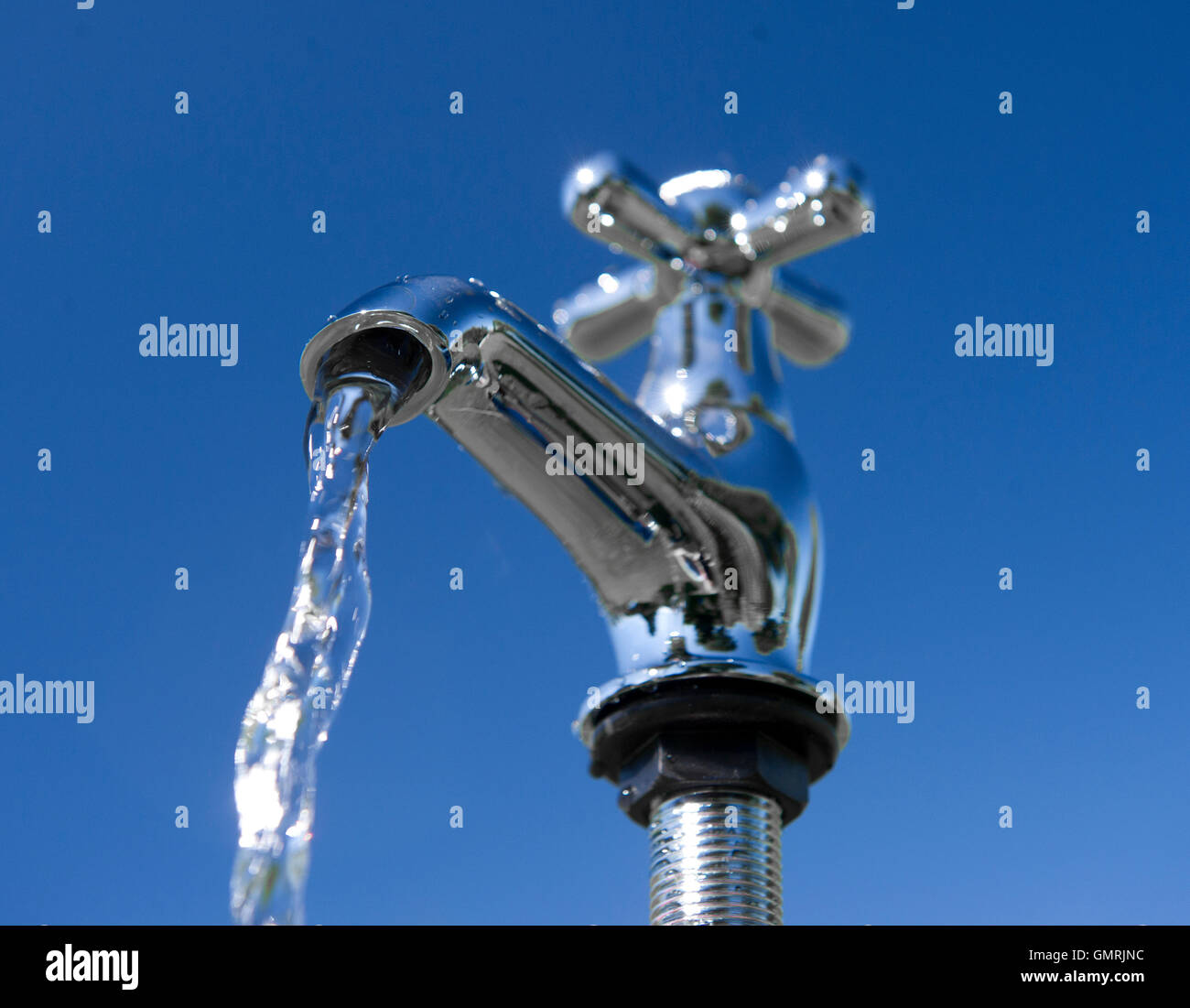 Acqua fresca da bere il gocciolamento e versando da un rubinetto Foto Stock