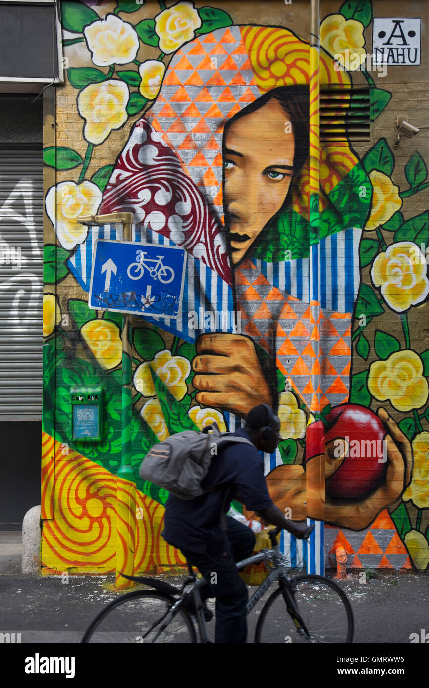 Arte di strada da Ananda Nahu in Shoreditch, East London, Regno Unito. Arte di strada nella East End di Londra è un sempre mutevole enigma visiva, come le opere cambiano costantemente, come consigli pulire alcuni muri o nuove opere andare fino al posto di altri. Mentre alcuni considerano questo vandalismo o graffiti, queste opere sono molto popolare tra la popolazione locale e i turisti come un senso di intensità rimane nel lavoro, molti dei quali hanno i messaggi sottili. Foto Stock