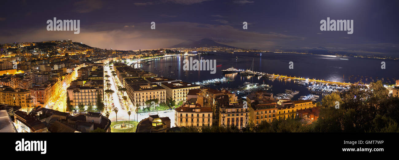Vista della Baia di Napoli di Notte Foto Stock