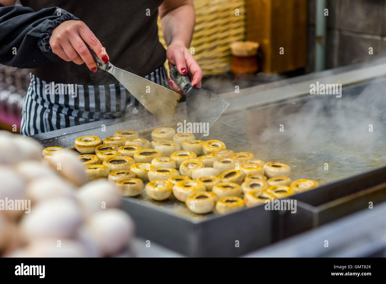 Cuocere i funghi di cottura di una cucina. Foto Stock