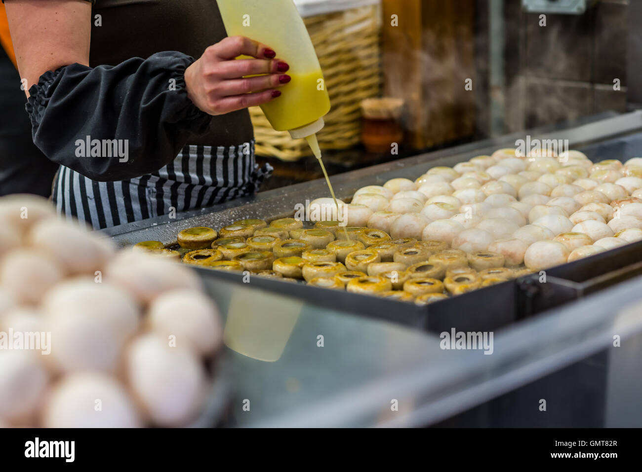 Cuocere i funghi di cottura di una cucina. Foto Stock