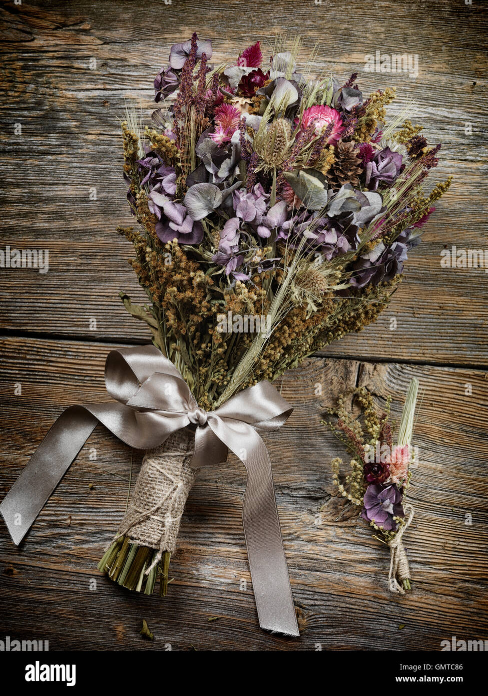 Paese rustico bouquet nuziali e boutonniere fatta di essiccato selvatica del campo dei fiori, artistico still life Foto Stock