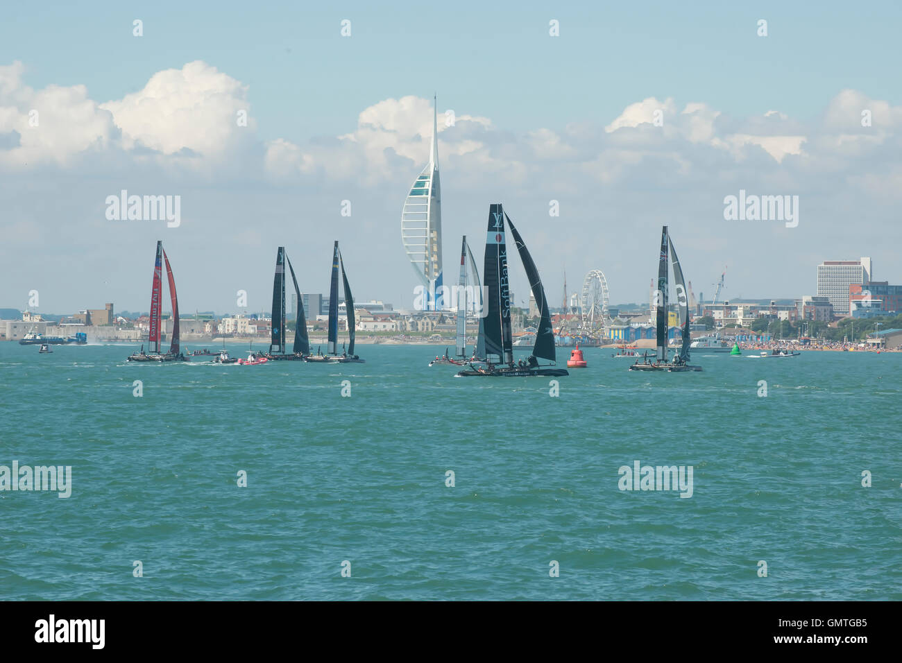 Coppa America, 2016 Portsmouth Regno Unito spinnaker tower tutti i team racing barca a vela gara della serie Land Rover sponsor Solent Foto Stock