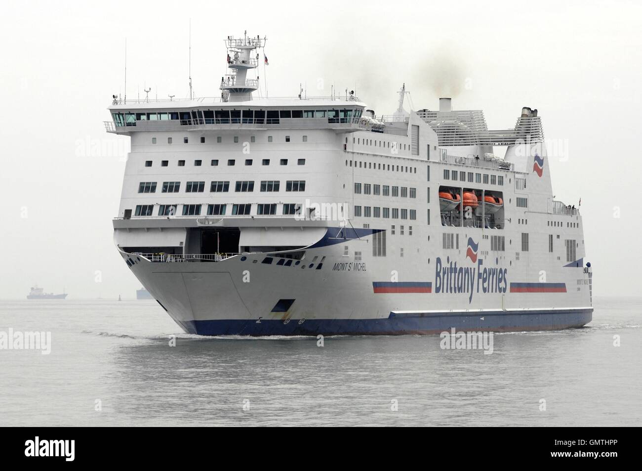 AJAXNETPHOTO. 25agosto, 2016. PORTSMOUTH, Inghilterra. - BRITTANY FERRIES Cross Channel e auto per i passeggeri dei traghetti nel porto di MONT ST. MICHEL legato verso l'interno. Foto:JONATHAN EASTLAND/AJAX REF:D162508 6128 Foto Stock