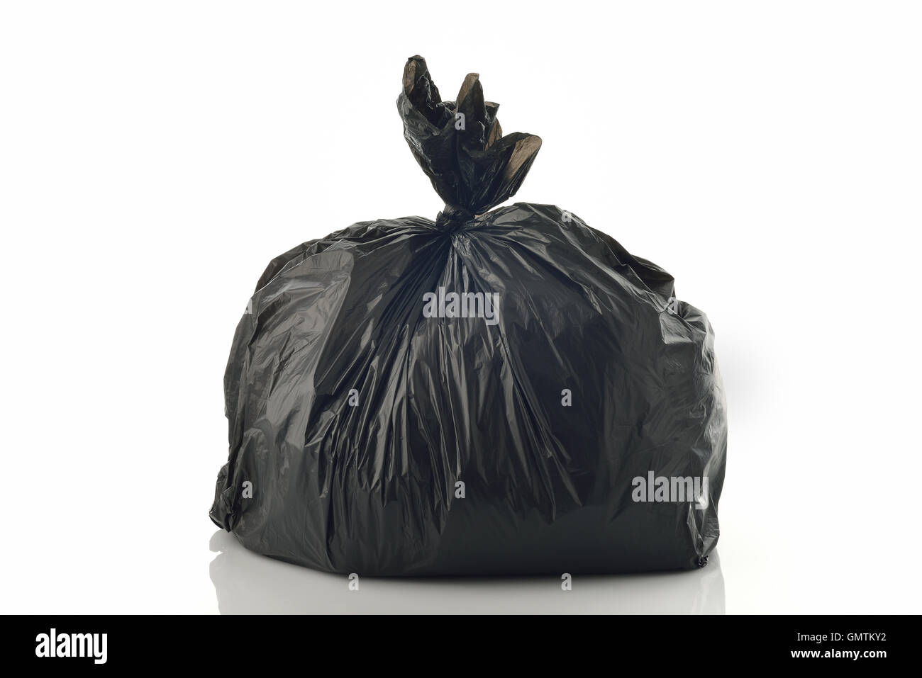 Black Garbage Bag su sfondo bianco Foto Stock