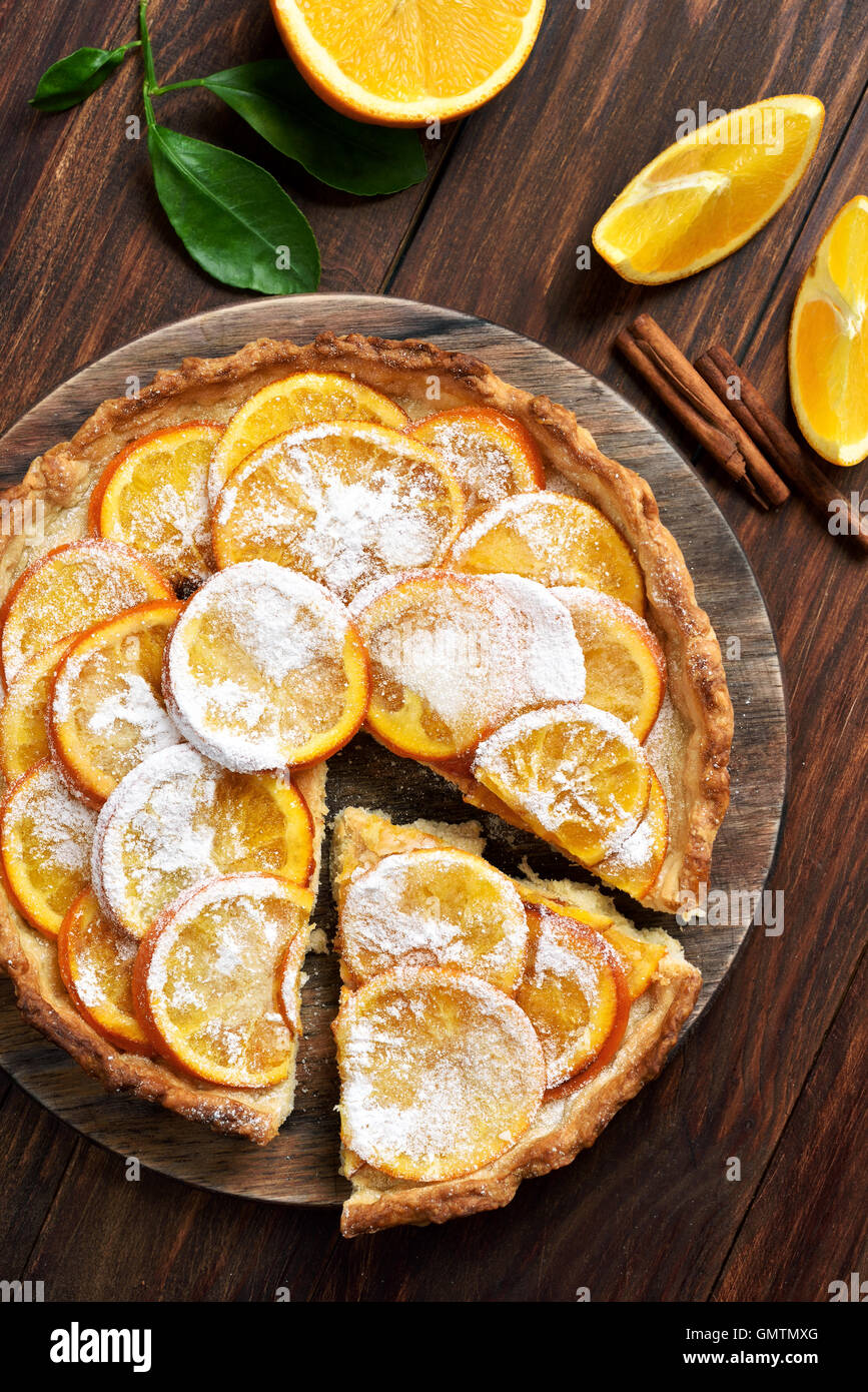 Torta dolce con arancia fette caramellate, vista dall'alto Foto Stock