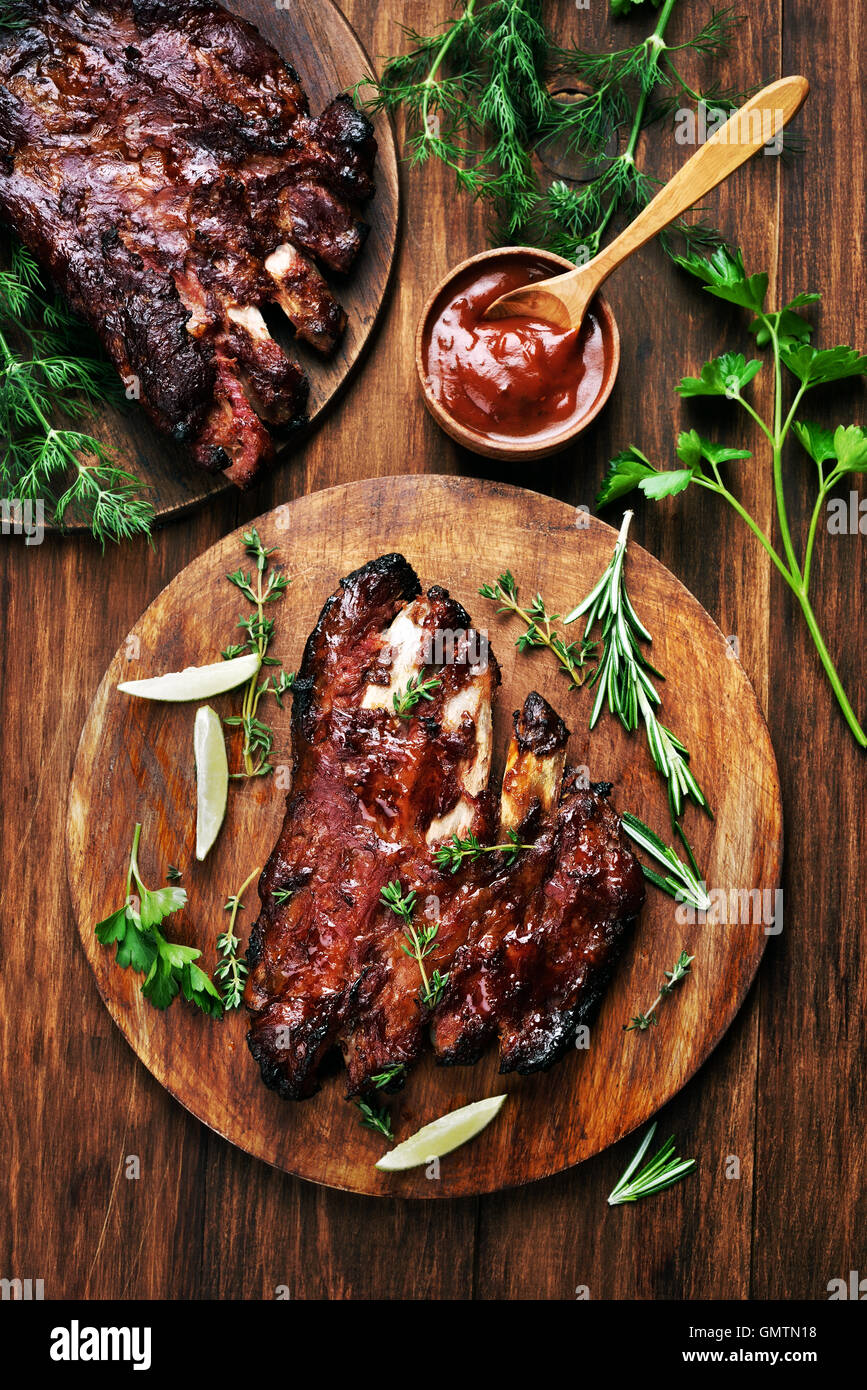 Grigliata di carne di maiale barbecue nervature sulla tavola di legno, vista dall'alto Foto Stock