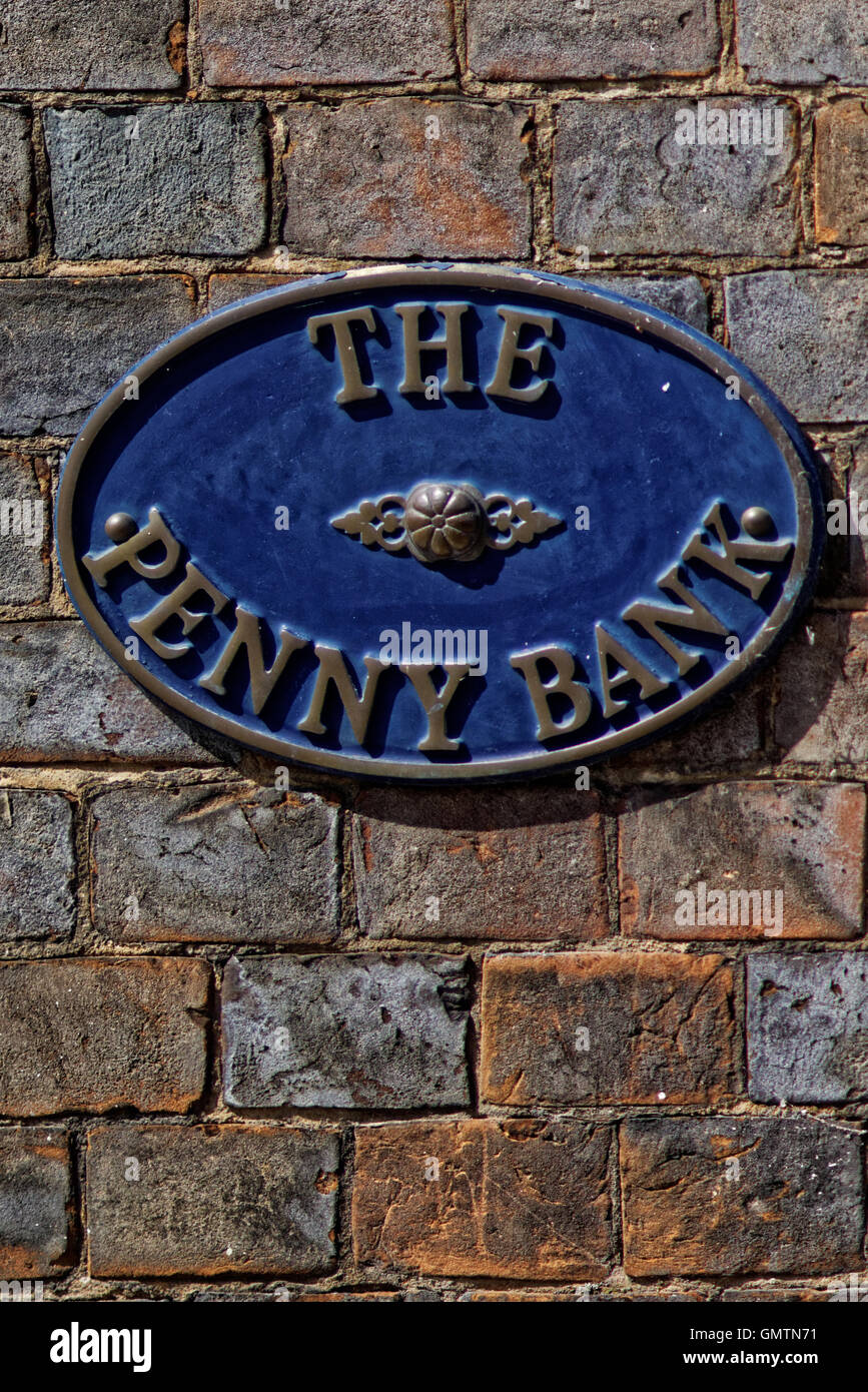 Nome la placca al di fuori di una casa in Hungerford Foto Stock