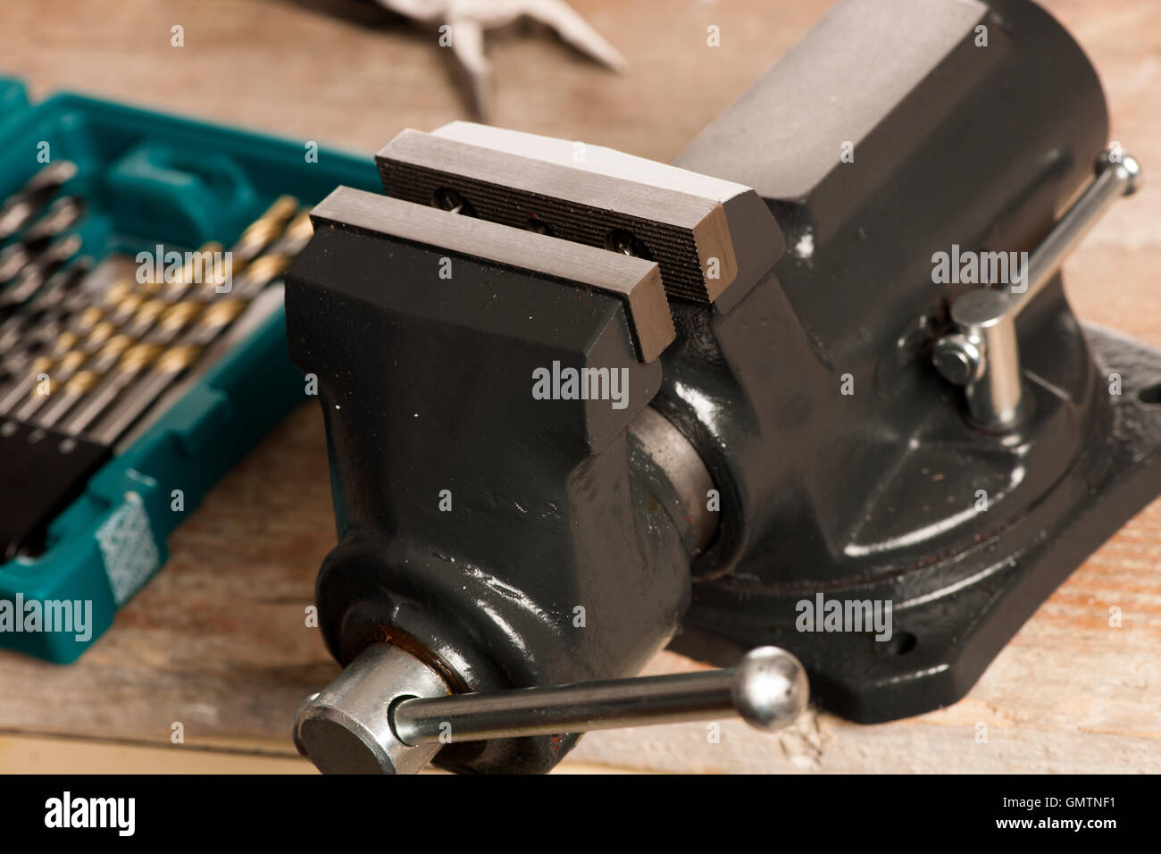 Primo piano della morsa bloccaggio utensile dispositivo su sfondo di legno. Foto Stock