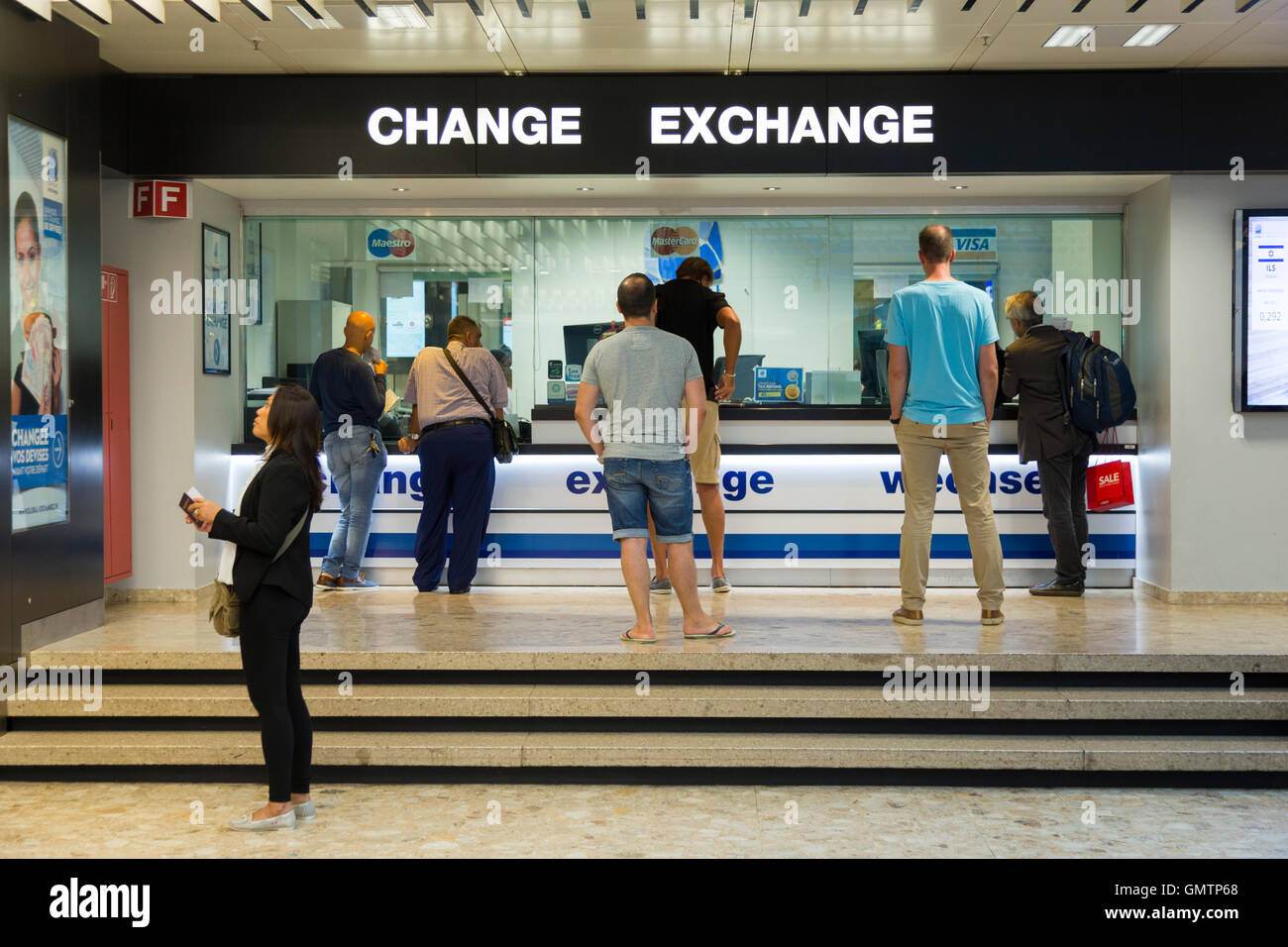 Persone @ Bureau de Change Office gestito da Global Exchange Foreign Exchange Services all'aeroporto di Ginevra 1215 Genève 15 Svizzera Foto Stock