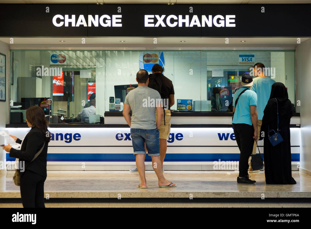 Persone @ Bureau de Change Office gestito da Global Exchange Foreign Exchange Services all'aeroporto di Ginevra 1215 Genève 15 Svizzera Foto Stock