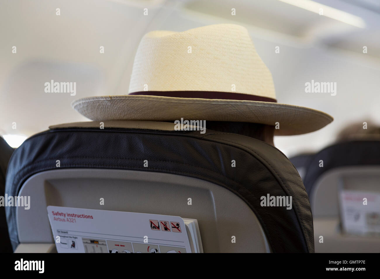 Passeggero aereo / uomo / persona battenti ' incognito ' indossando un cappello di Panama in aereo / aeroplano / volo aereo. Foto Stock