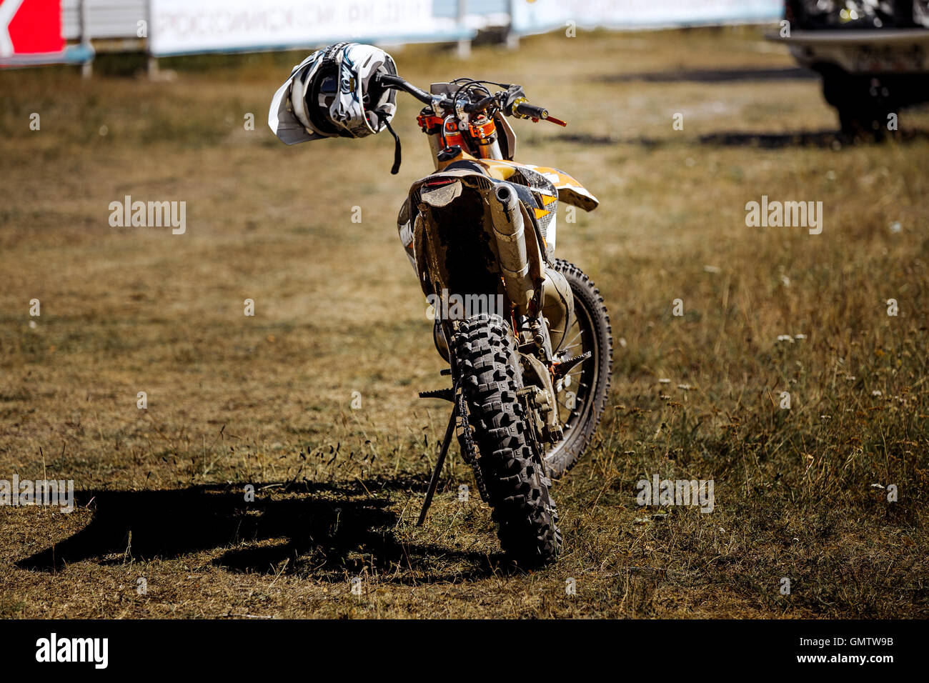 Vista posteriore di una moto da competizione, sport casco appeso sul  manubrio Foto stock - Alamy