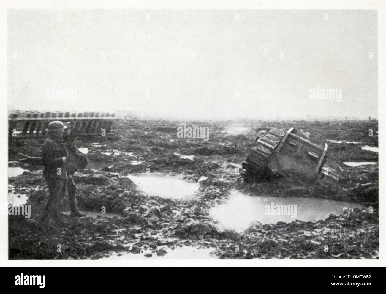 Il serbatoio nel foro della Shell, 1917 battlefield fotografia di un British serbatoio mezzo sommerso e impantanati in acqua sulla parte anteriore delle Fiandre Foto Stock