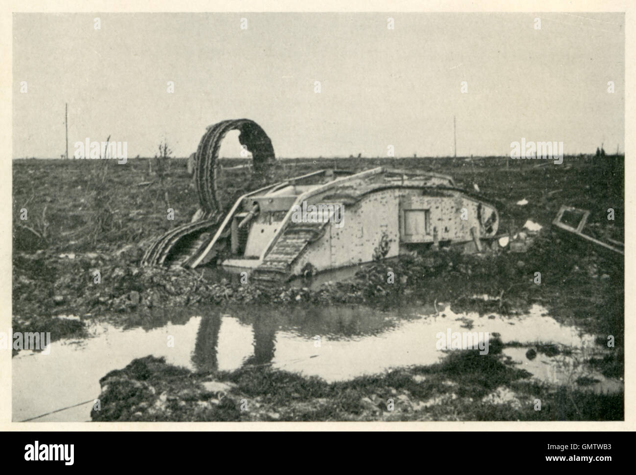 Serbatoio nelle Fiandre fango, 1917 battlefield fotografia di un British serbatoio mezzo sommerso e impantanati in acqua con una via soffiato Foto Stock