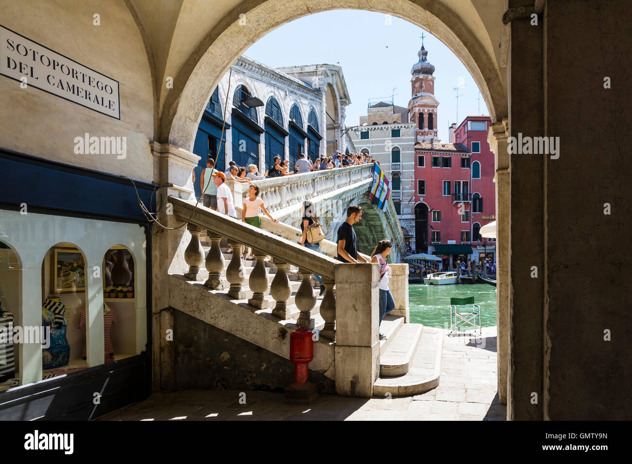 Venezia,Italy-August 17,2014:persone e passeggiata turistica e prendere le foto sul ponte di Rialto di Venezia durante una giornata di sole. Foto Stock