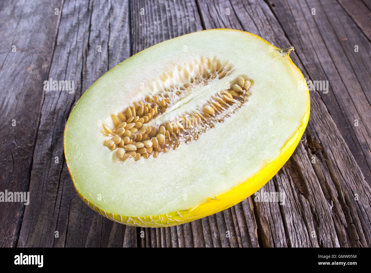 Fette di melone Cantalupo su sfondo di legno Foto Stock