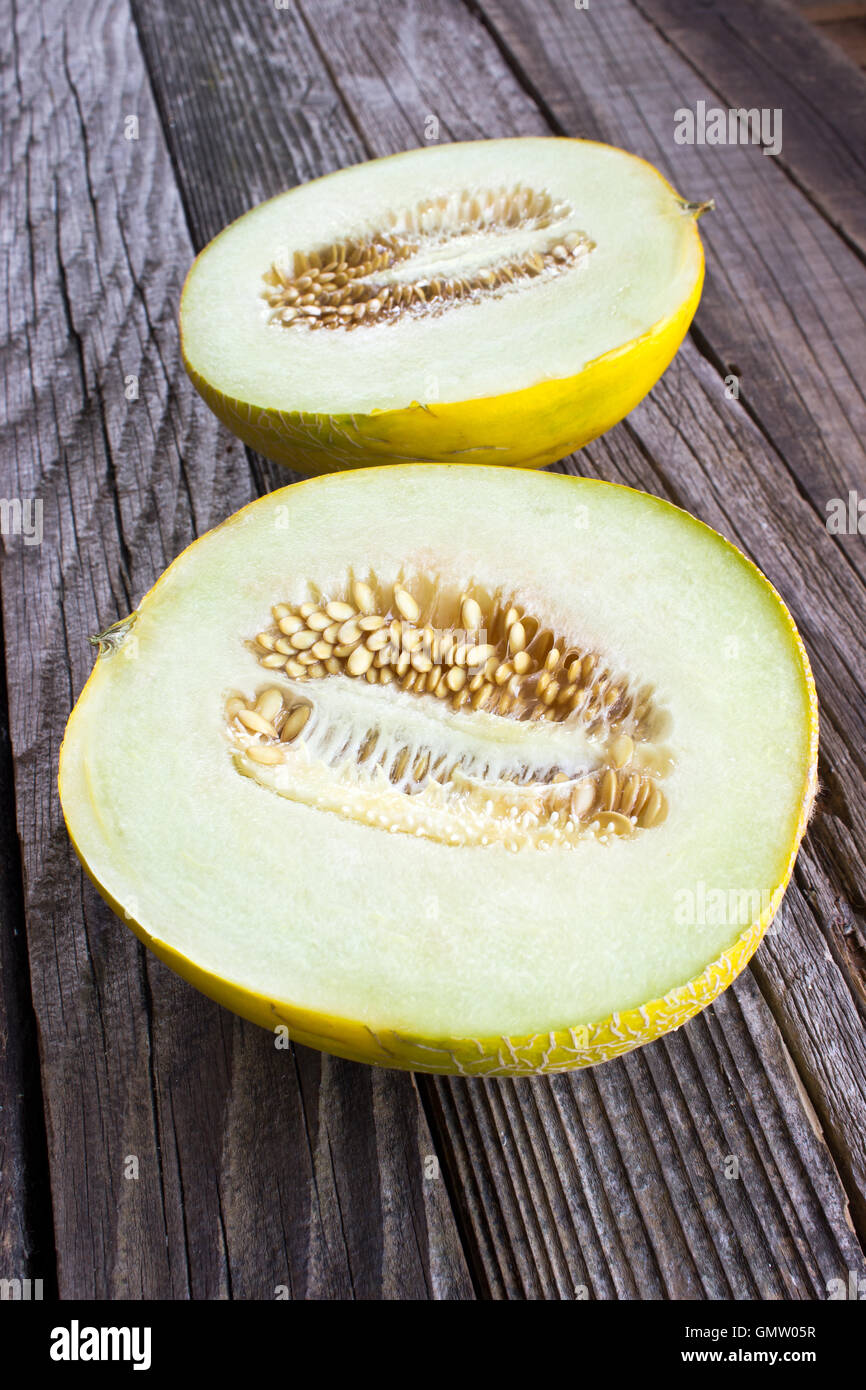 Fette di melone Cantalupo su sfondo di legno Foto Stock
