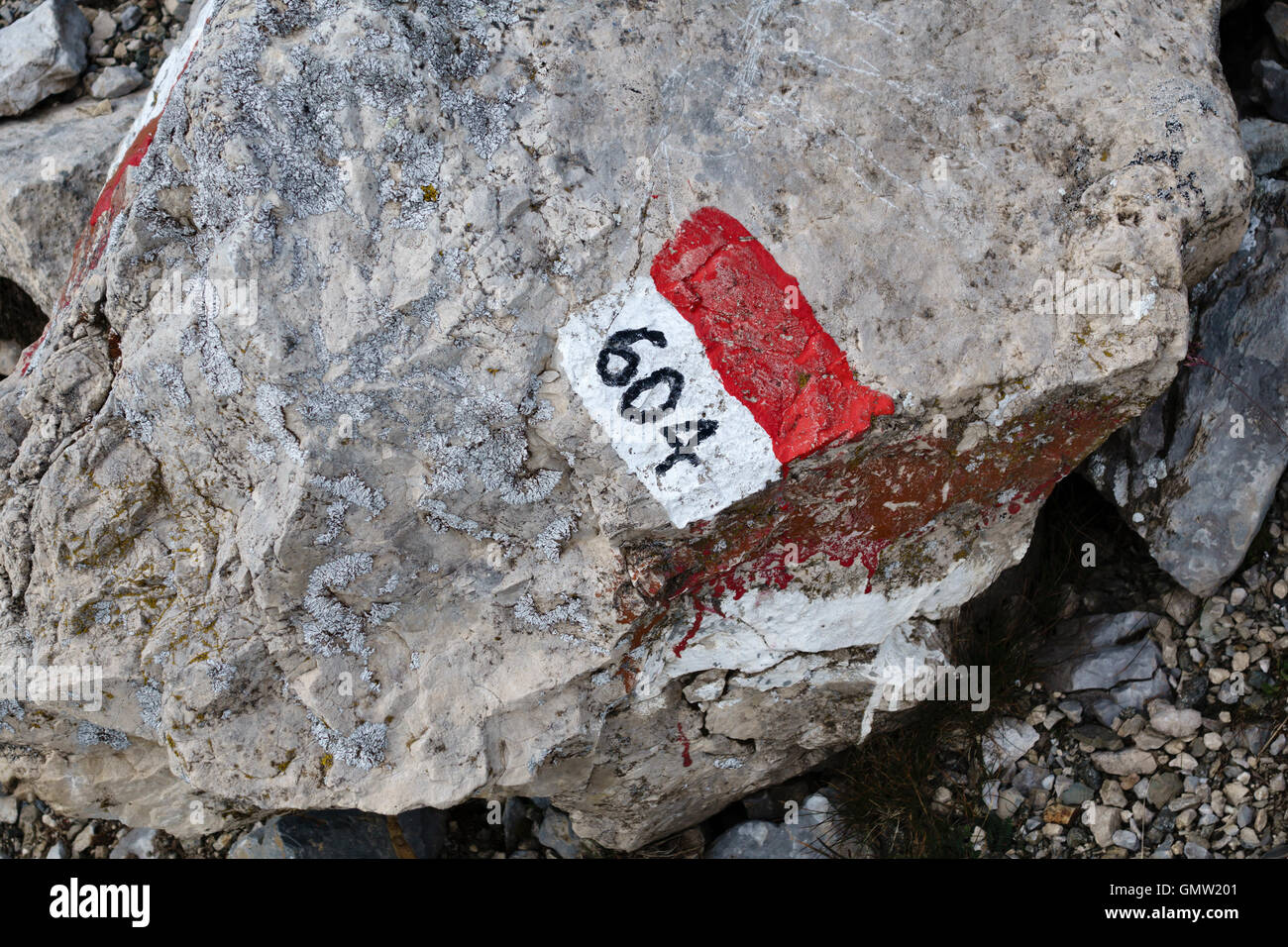 Un percorso mark dipinta su una roccia accanto a una distanza lunga Sentiero di montagna nelle Dolomiti, Italia settentrionale Foto Stock