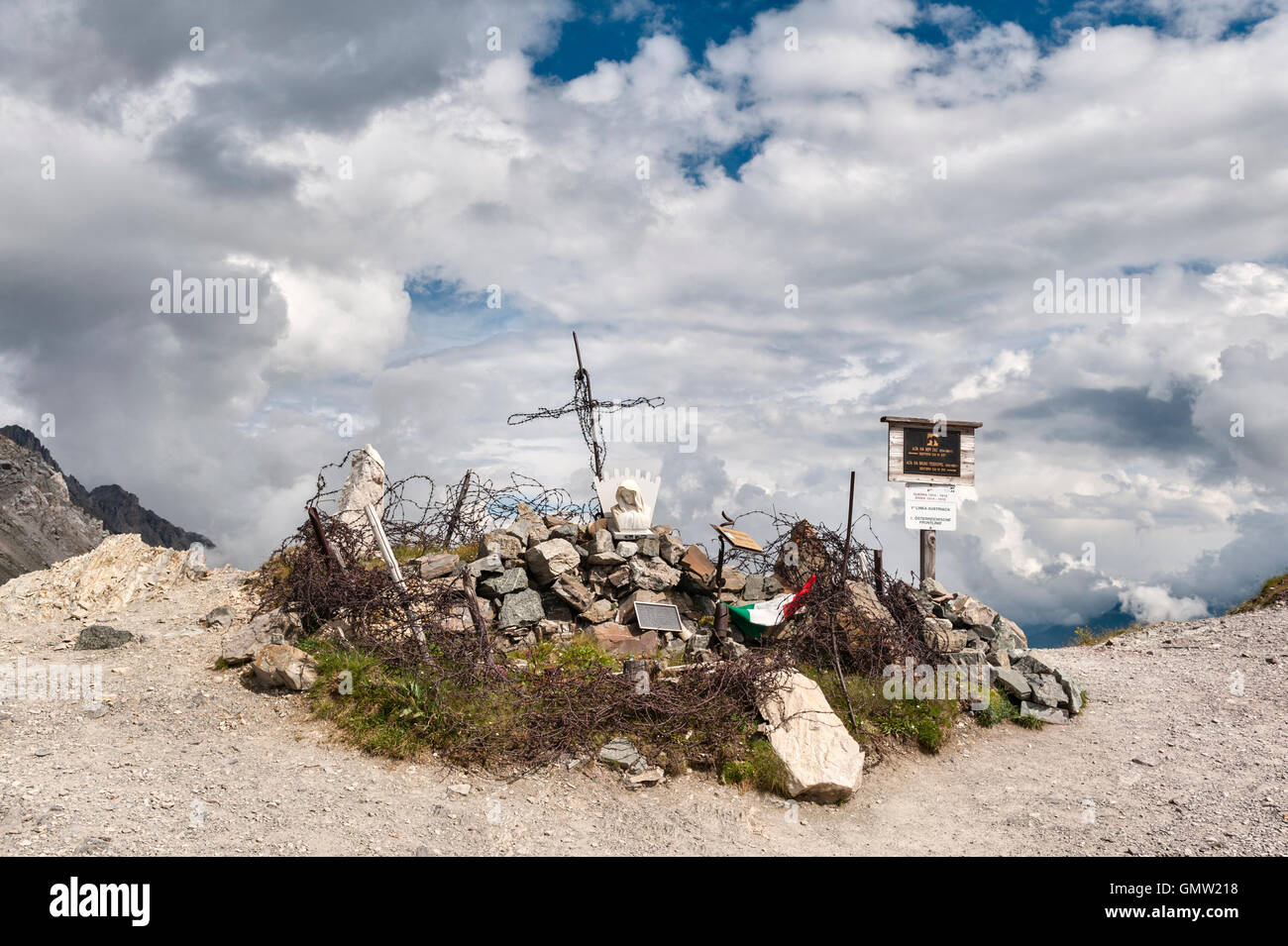 Le Dolomiti, Trentino, Italy. Grande Memoriale di guerra sulla montagna linea anteriore tra Italia e Austria a Passo delle Selle Foto Stock