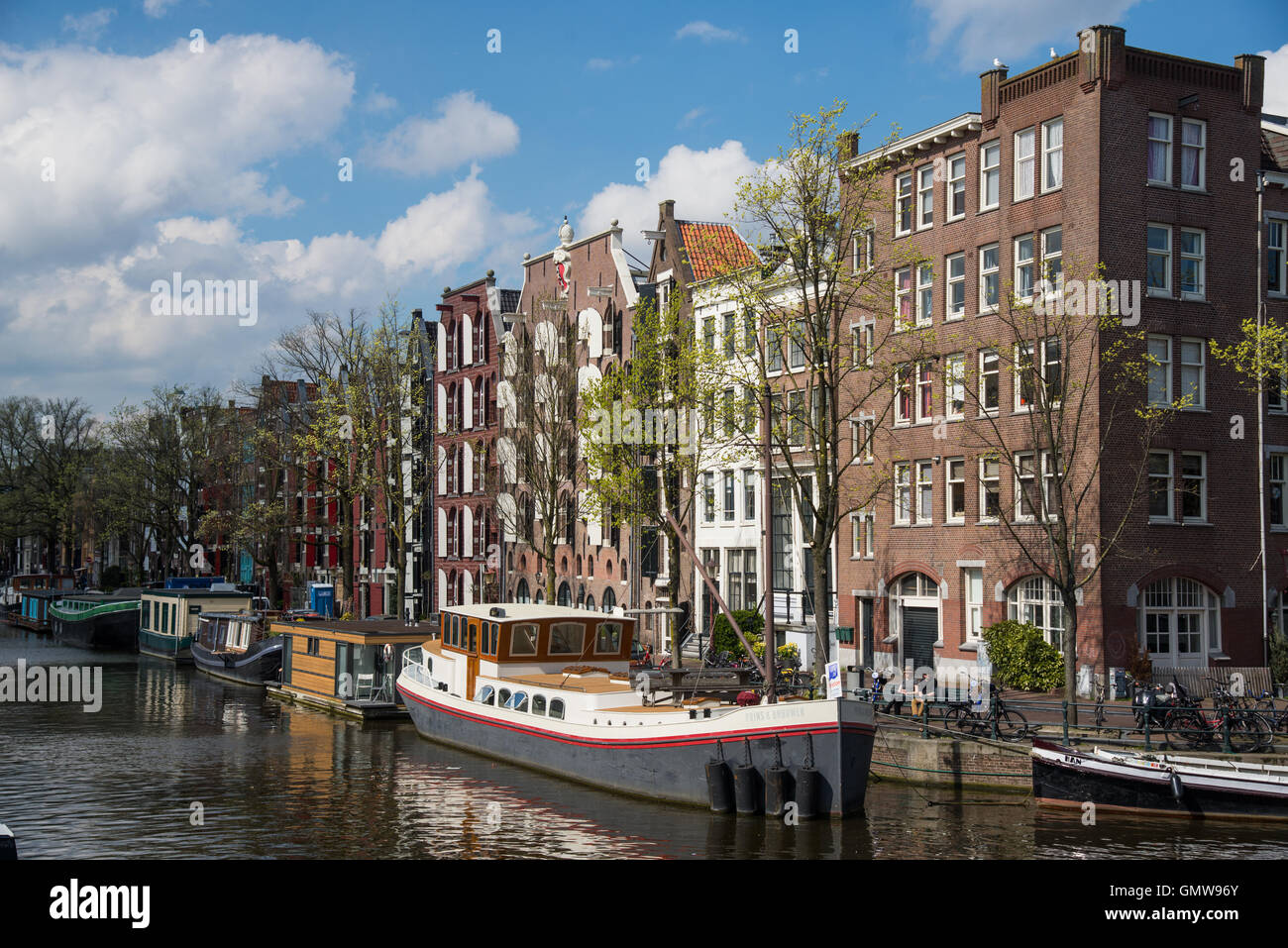 Edifici storici e houseboat in amsterdam canal Foto Stock