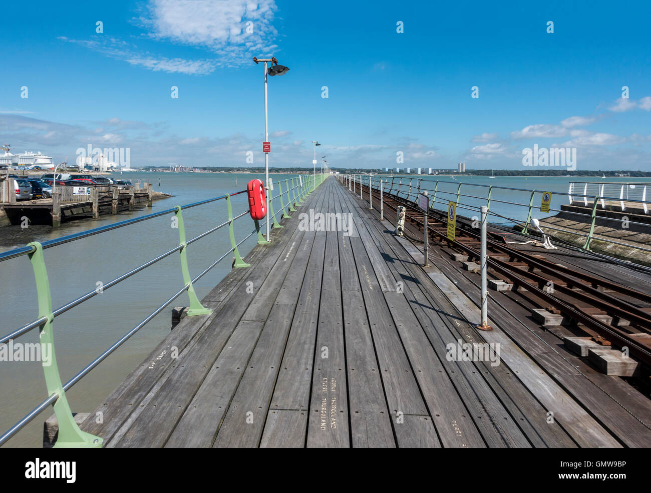 Hythe pier in porto a Hythe Southampton Hampshire Inghilterra Foto Stock