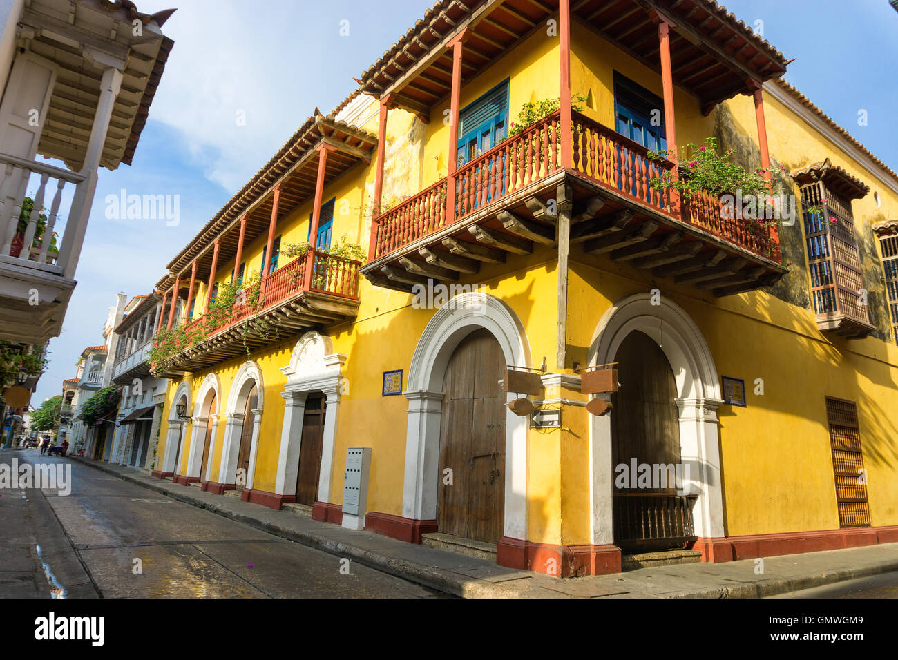 Giallo coloniale angolo di strada a Cartagena, Colombia Foto Stock