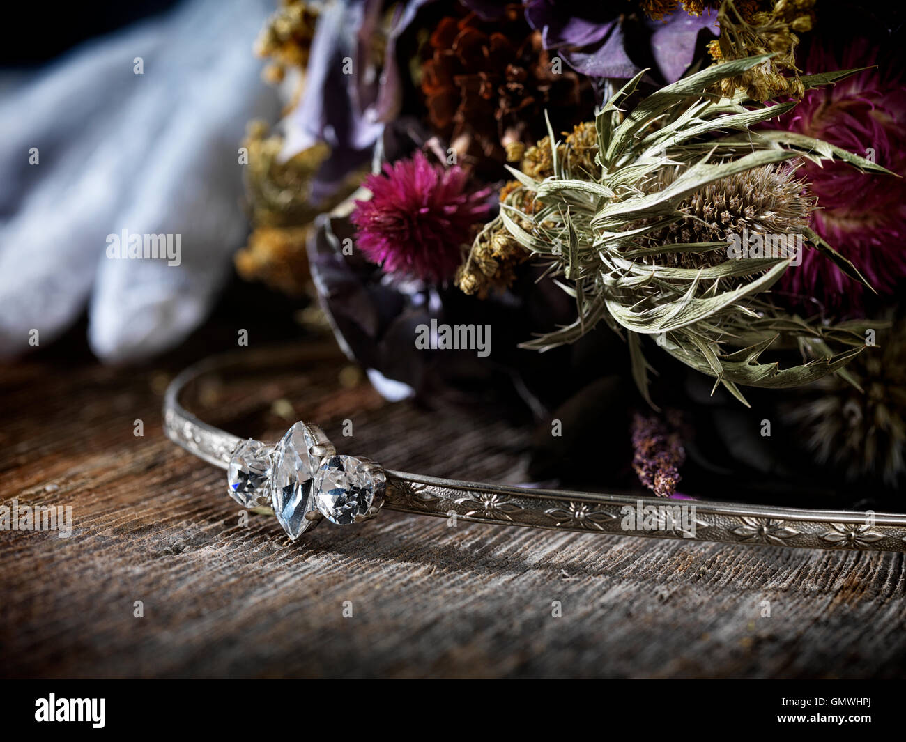 Tripple luna bridal Tiara testiera Celtic wedding accessori e un mazzo di fiori secchi fiori selvatici artistico vita ancora Foto Stock