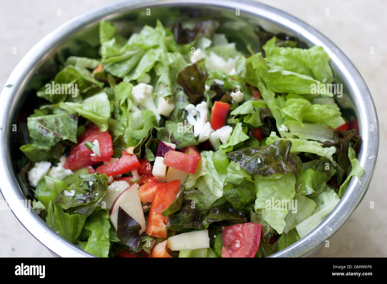 Insalata in ciotola di acciaio inossidabile Foto Stock